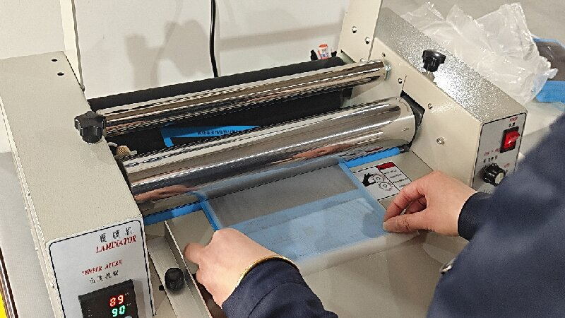 Laminazio termikoko filma eragiten duten hiru faktore: tenperatura, abiadura eta presioa.